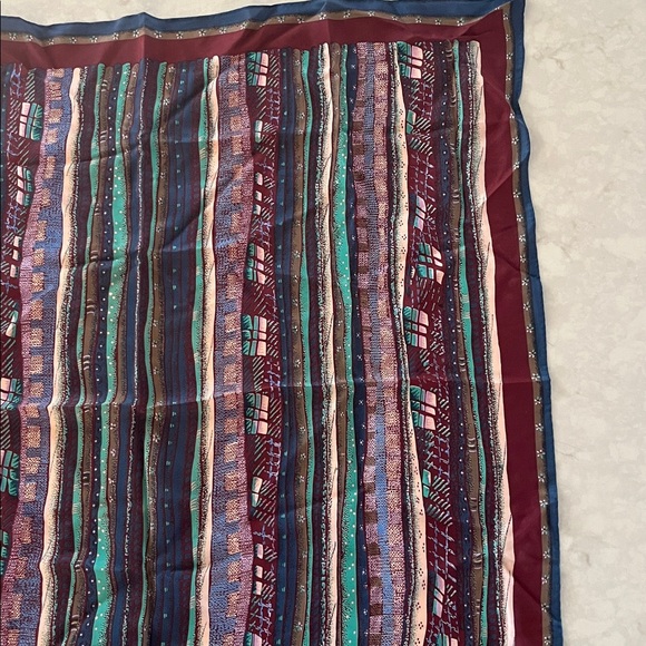 Vintage ECHO Silk Scarf 27” square colorful good condition - Picture 5 of 6
